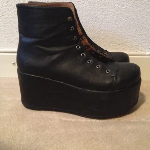 Svarta platåskor från SixtySeven.Lite slitna men annars i väldigt bra skick. - Svarta platåskor från SixtySeven.Lite slitna men annars i väldigt bra skick.