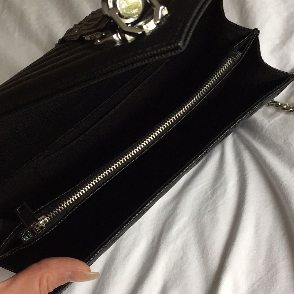 Skitsnygg ysl väska i äkta läder. Den är ej köpt i affär och har därför inget nummer i väskan och därav är den ej äkta. Köpt för 3000kr. Två större fack, ett litet fack för mobil samt ett fack med dragkedja. Perfekt väska som har plats för det viktigaste. Frakt tillkommer. Kan skicka mer bilder! . Väskor.