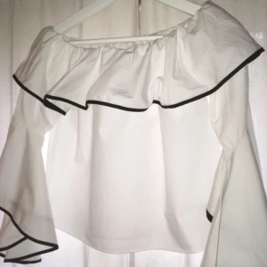  - Supersnygg topp från Zara som endast använts ett fåtal gånger! ❣️OBS - Frakten kostar 28kr och betalas av köparen.