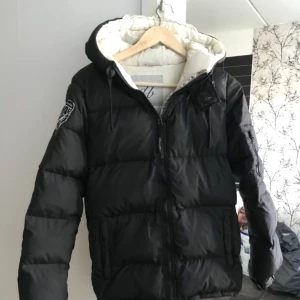  - Säljer min dbrand jacka storlek large dam, flitigt använd för två år sen, sen har den bara legat. 