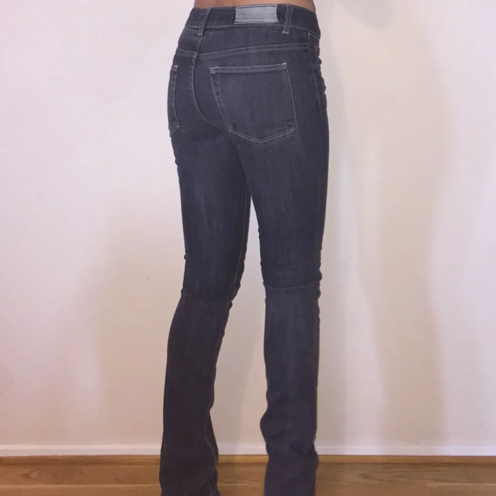 Acne grå jeans, 27/32, men passar mig som har storlek XS. Fint skick.. Jeans & Byxor.