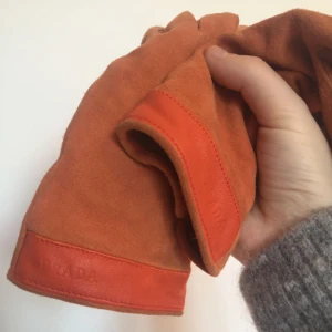  - Säljer dessa snygga Prada handskar i äkta läder jag köpt här på Plick! Tyvär passar inte denna snygga dusty orange färgen i min garderob:( hoppas dem får ett fint nytt hem💕