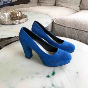  - Blå klackskor i mockaimitation, storlek 39, använda en gång. Möts upp i Stockholm eller så står köparen för frakten 😁