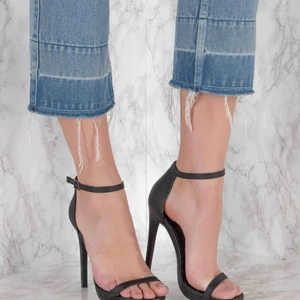  - Supersnygga och sköna klackar från Vanessa Moes kollektion med NA-KD. Endast använda en gång. Storleken är 36 men skulle säga att de passar en 37a. 