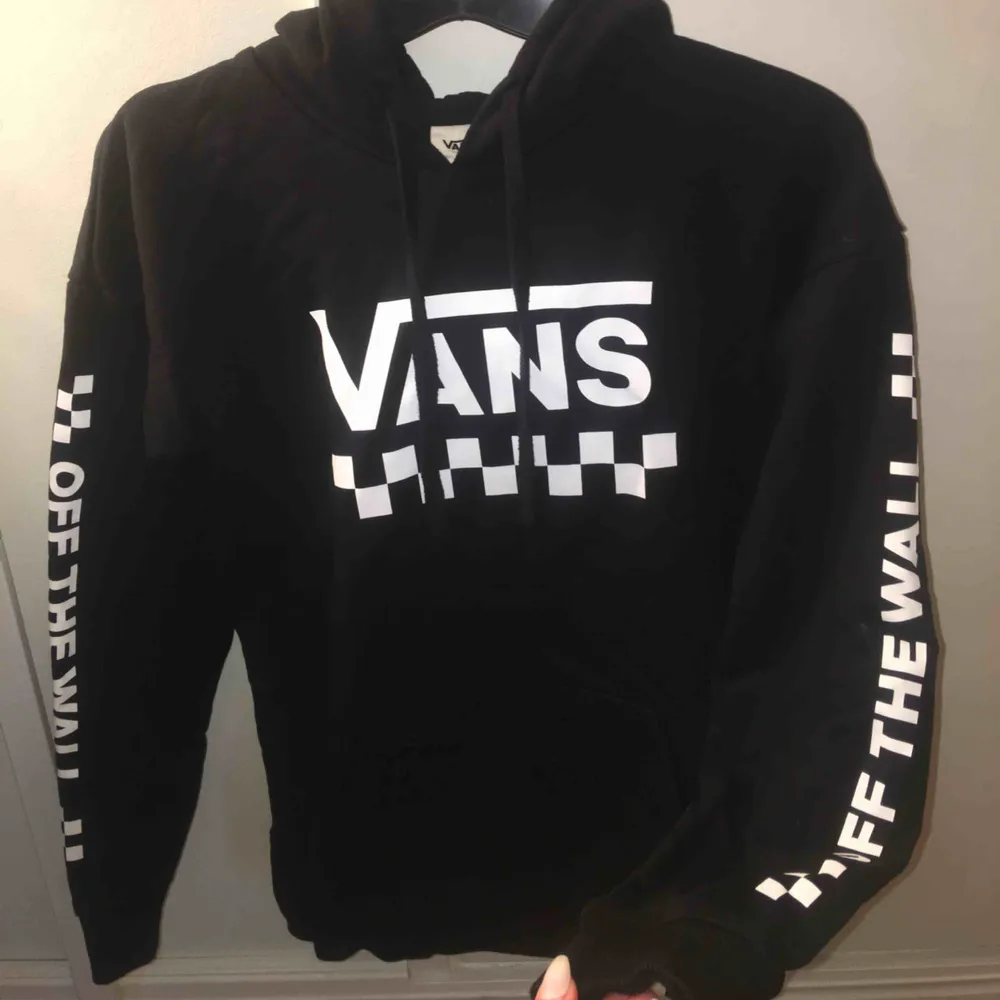 Super fin Vans hoodie. Använd fåtal gånger så skicket är som nytt. Nypris: 599kr, osäker på om hoodien säljs längre då jag inte hittar den på hemsidan längre. Köparen står för frakt. Skriv för fler frågor!💞. Hoodies.