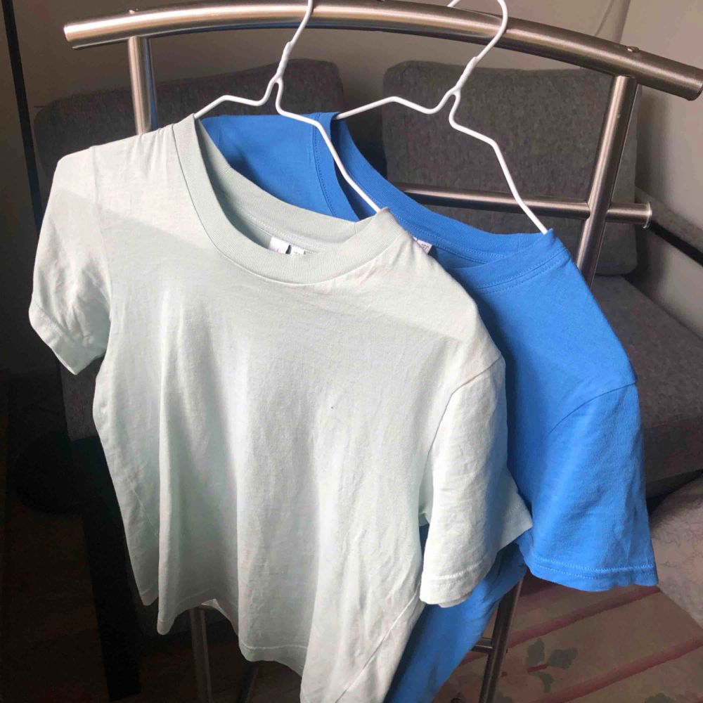 Två fina t-shirts från &otherstories  1 - för 70 kr  2 - för 130 kr . T-shirts.