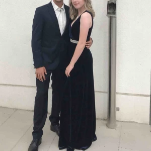  - Marinblå balklänning, använd en gång och är i väldigt bra skick! Beställd från bubbleroom. Det är som ny, använde den i ungefär 4-5 timmar endast under balen. Priset kan diskuteras!🥰 