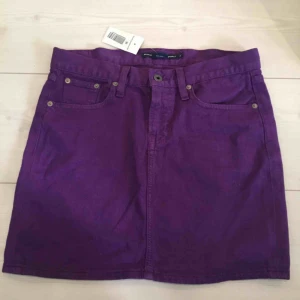  - Fin kjol från Ralph Louren! Köpt i USA och aldrig använd då den tyvärr är i fel storlek.   Det står strl 27, men jag skulle säga att den motsvarar 38/40