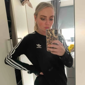  - Långärmad adidastöja, strävt material och med tunna resårer vid linning och ärmar. Supersnygg, köpt på urban outfitters men ej kommit till användning 💃
