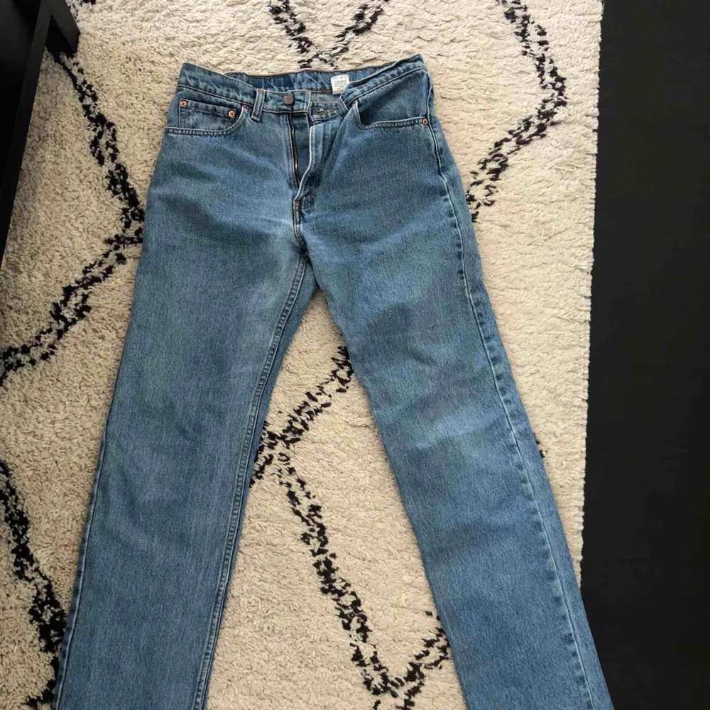Otroligt snygga jeans och sköna. Säljer pga modellen sitter inte så bra på mig. De är regular fit och straight leg. . Jeans & Byxor.