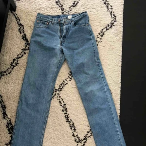  - Otroligt snygga jeans och sköna. Säljer pga modellen sitter inte så bra på mig. De är regular fit och straight leg. 