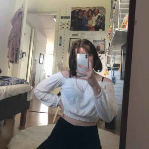  - Köpt på HM förra året, använde jätte mycket förra sommaren men ser ny ut. (Off shoulder) Kan mötas och skickas :-)