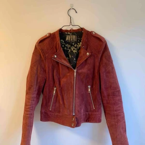  - Jättefin mockajacka bikermodell från jofama i vinröd. Mycket sparsamt använd men har tyvärr fått en liten fläck på höger arm, inget som syns särskillt mycket när man har den på. Orginalpris 2800kr🥰 