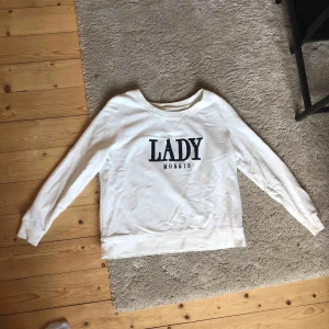  - En fin sweatshirt från Lady Morris. Originalpris är 1200kr. Väldigt skön och mysig!!