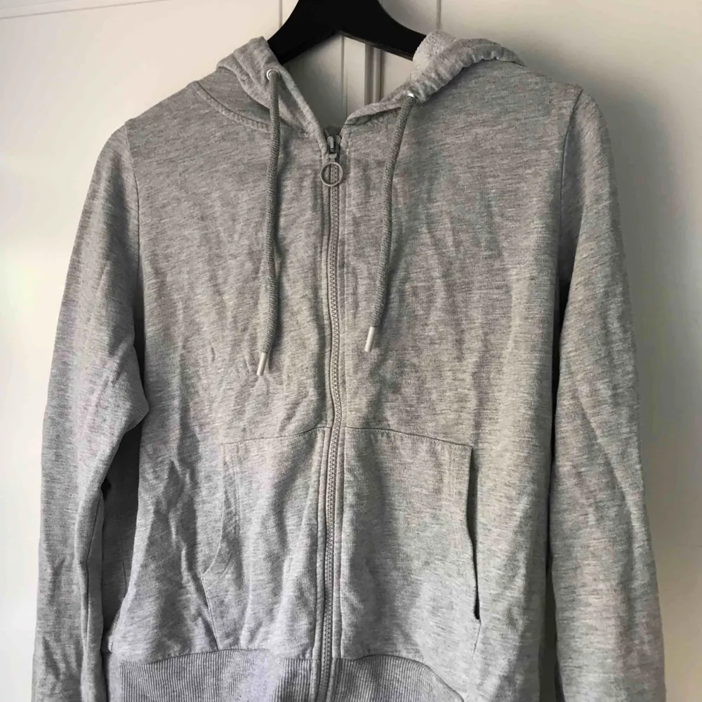 Ljusgrå hoodie/kofta från Gina tricots träningskollektion. Ca 2 år gammal men i fint skick. Säljer därför att den inte används. Väldigt luftig så man svettas inte eller blir för varm i den. Skönt mjukt material inuti. Köparen står för frakt. :). Hoodies.