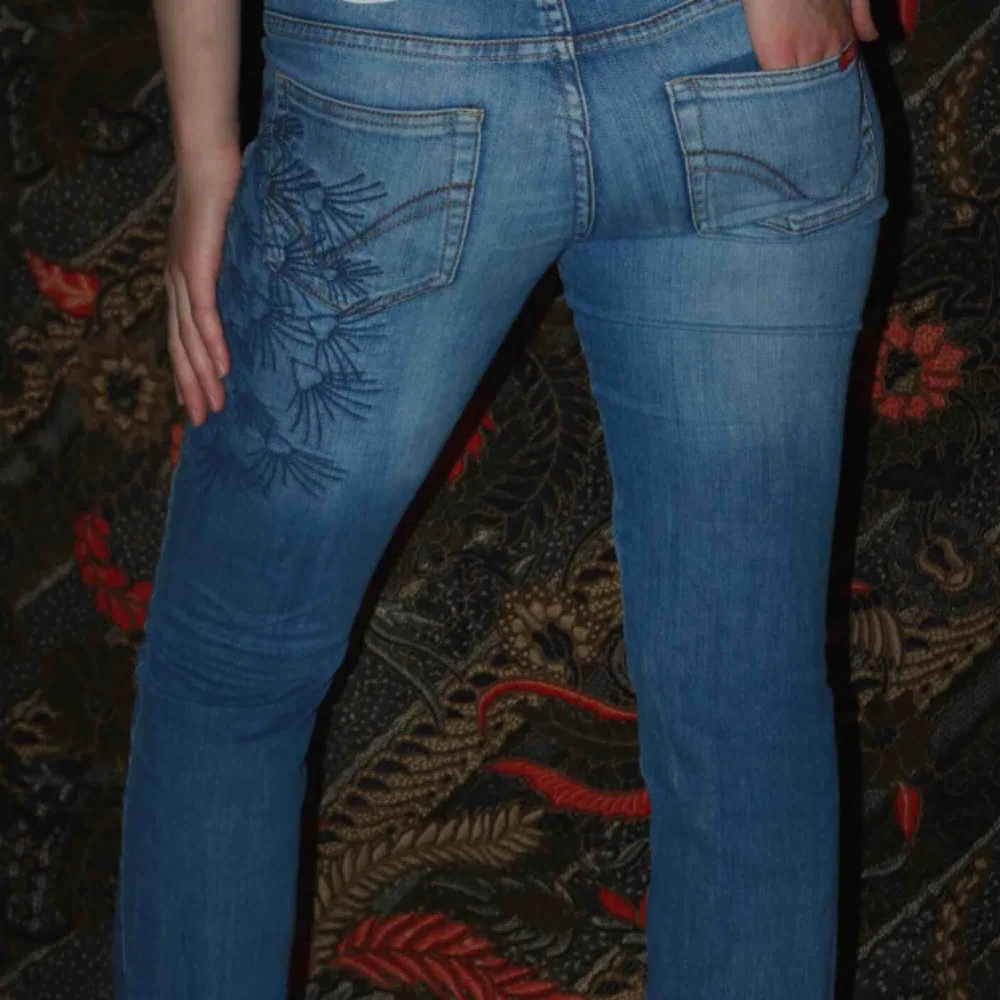 Jeans med mönster på sidan och där bak, 50kr  Märke only jeans  Storlek 165/68A (Ganska små) Köparen står för eventuell frakt🥰  . Jeans & Byxor.
