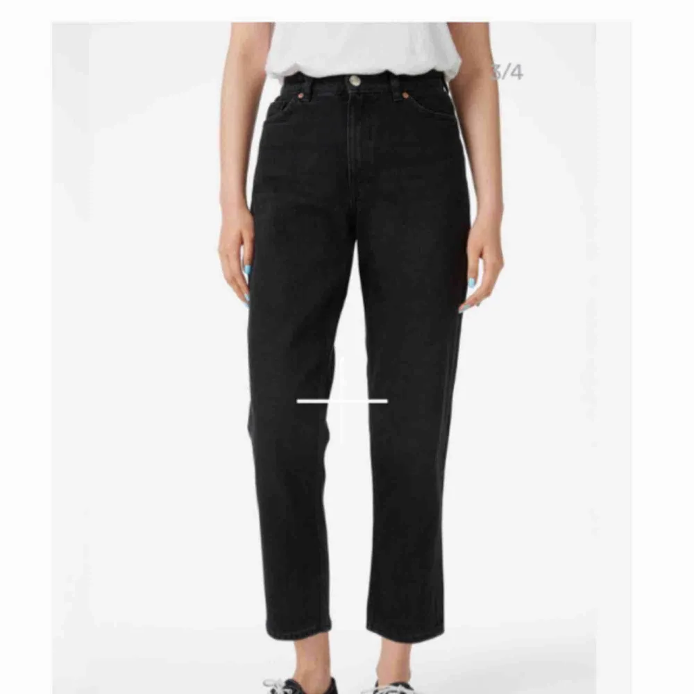 Mom jeans från monki, modellen heter taiki. Sparsamt använda och nypris 400 🌷 . Jeans & Byxor.