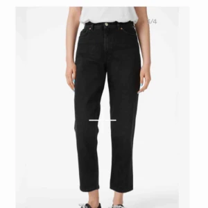  - Mom jeans från monki, modellen heter taiki. Sparsamt använda och nypris 400 🌷 