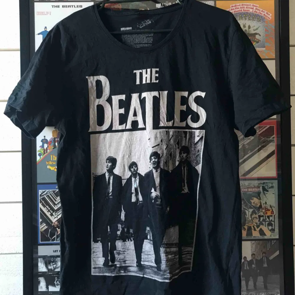 Jättefin t-shirt med the Beatles-tryck på! Kan mötas upp i Gävle eller frakta då köparen står för kostnaden 🥰 (Kolla gärna in mina andra inlägg!). T-shirts.