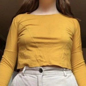  - Säljer denna gula långärmade tröjan!💛