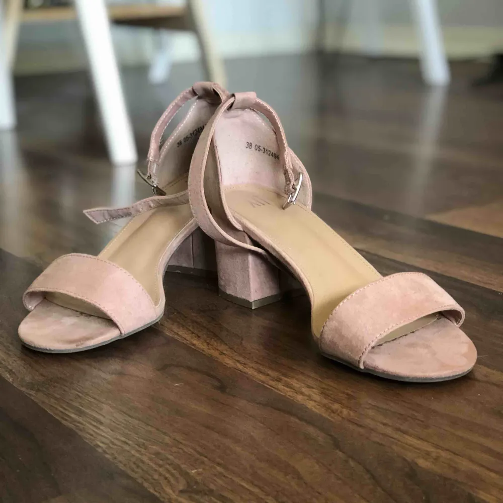 Lågklackade sandaler i rosé färg.  Fint skick då de endast använts 2 gånger!  Klacken är 6,5 cm hög!  . Skor.