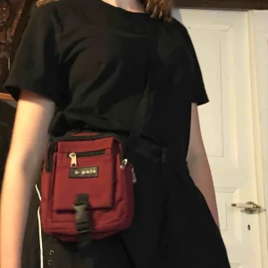  - Fett snygg mörkröd väska. Fint skick, köpt secondhand men nästan oanvänd. Jag möts upp eller fraktar mot fraktkostnad❤️