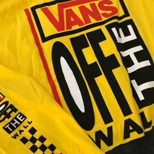Vans tröja - SJUKASTE croppade långärmade tröjan från Vans. Jobbigt att skiljas men passar inte i gult. Tror den använts 1 gång om ens det. Passar perfekt på en S men också större storlekar om man vill ha den mer croppad.