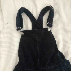  - Skitcoola mörkblåa hängselbyxor i manchester tyg! De har vida ben och är lite cropped. Byxorna är i jättefint skick då dem knappt använts. Köpare står för frakt:)