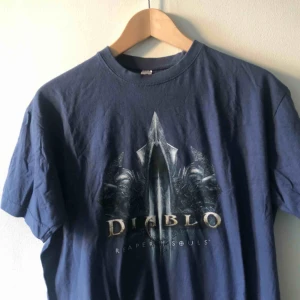  - Diablo III Blizzard - Något liten i storlek. Kan hämtas i Uppsala eller skickas för 39