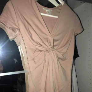  - Söt topp i beige från hm. Nypris 299 kr ungefär. Helt oanvänd!! 