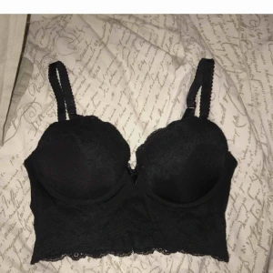  - Super snygg bh/bralette med lite spets detaljer. Mycket push up! Nyskick. Storlek: 80 A (kan passa fler storlekar pga att den är justerbar. Nypris: 299 kr