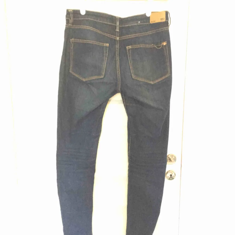 Mörkblå jeans från Lager157.  På tredje bilden syns en liten bit på fickan där sömmen gått upp, men det syns inte alls när man väl bär jeansen.  Betalning sker via swish❣️Kan mötas upp i Uppsala!. Jeans & Byxor.