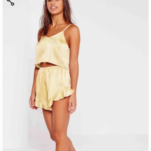  - Helt nytt och oanvänt pyjamas-set. Superfint men tyvärr beställde jag fel storlek. Prislapp finns kvar! 