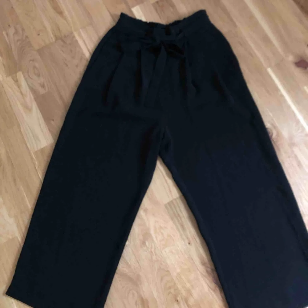 Svarta culottebyxor i tunnt material från zara. Storlek xs.. Jeans & Byxor.