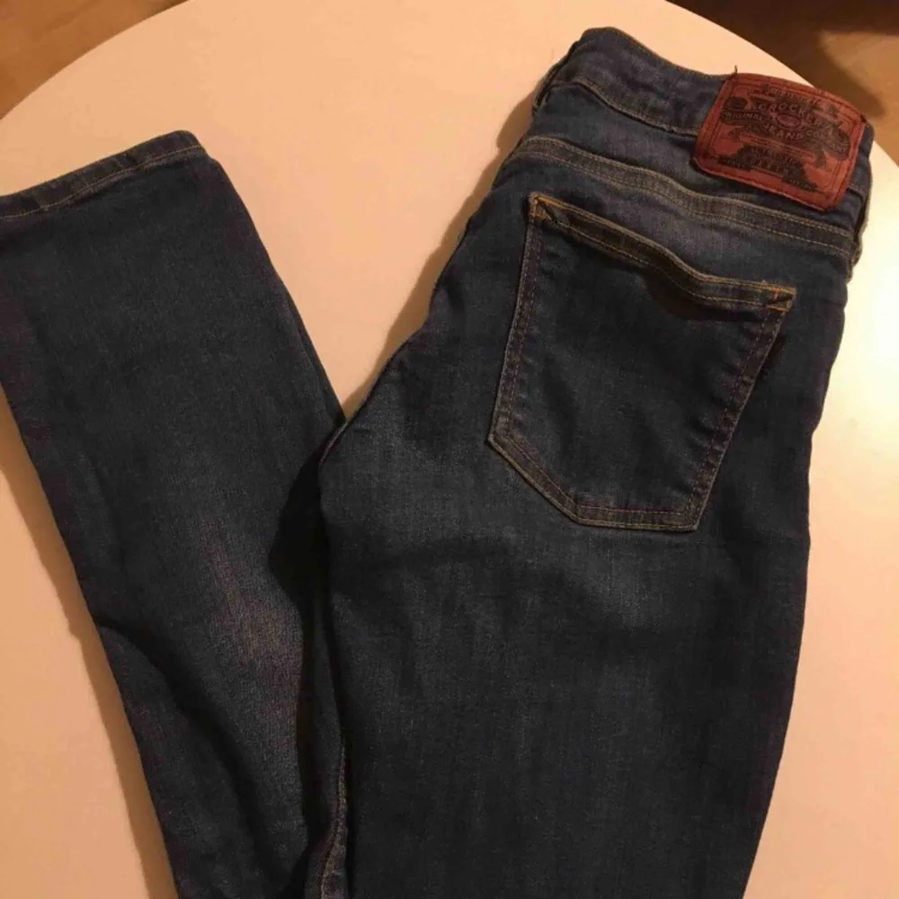 Crocker Jeans i storlek 26 midja och 32 längd. Använda ett fåtal gånger men i väldigt bra skick! Jag tar swish och fraktar ifall köparen står för frakten.. Jeans & Byxor.