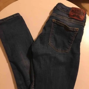  - Crocker Jeans i storlek 26 midja och 32 längd. Använda ett fåtal gånger men i väldigt bra skick! Jag tar swish och fraktar ifall köparen står för frakten.