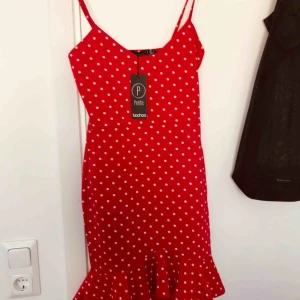  - Aldrig använd klänning, lapp kvar storlek S 