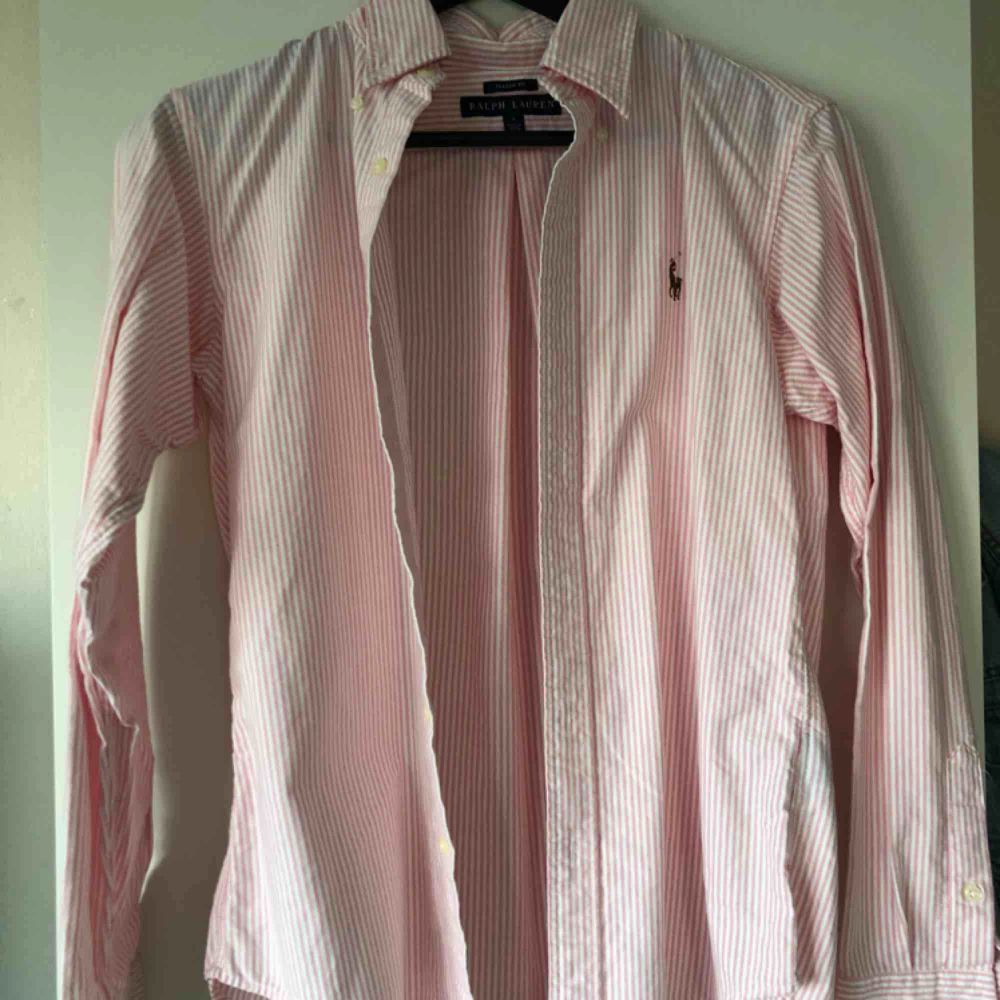 Skjorta från Ralph Lauren, sparsamt använd, köpare betalar frakt. Skjortor.