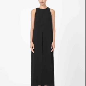  - Fin långklänning från cos. Den jag säljer är marinblå och använd endast en gång. Stl XS men passar mig som ibland har S. Kan mötas upp i Gbg annars tillkommer frakt✨