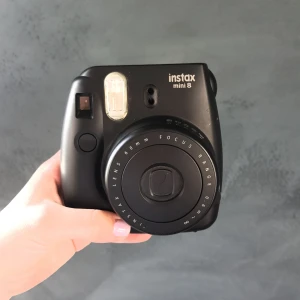  - Polaroidkamera, instax min 8. Köpt för 1,5 år sedan. Några bilder ingår tror jag. Annars säljer jag 10pack för 70kr
