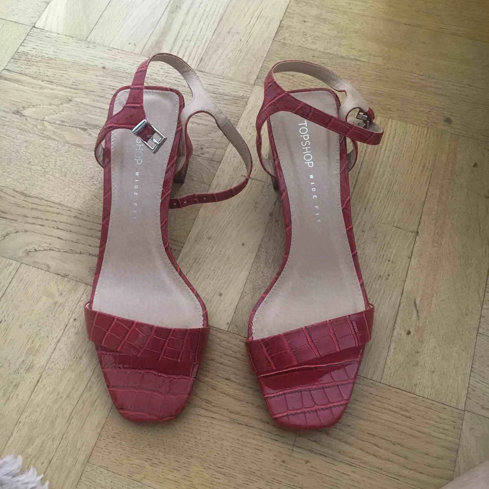 Helt nya aldrig använda sandaletter i charmig röd färg och fake ormläder. Super tjusiga! :) Frakt ligger på 75 kr. Skor.