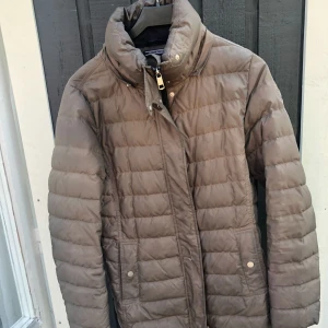  - Vinterjacka från Tommy Hilfiger. Använt skick. Nypris 3000 SEK - säljes billigt pga ett litet jack på framsidan. 