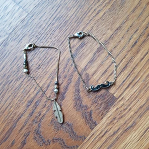  - 2 armband,  1 för 20, 2 för 30. Frakt betalas av köparen 