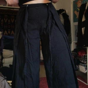  - Riktigt sköna byxor från Monki! De är korta i benen och luftiga, perfekta på sommaren.