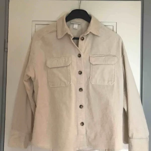  - Manchesterskjorta i beige/vit. Använd en gång, säljer pga kommer inte till användning. Köparen står för frakten.