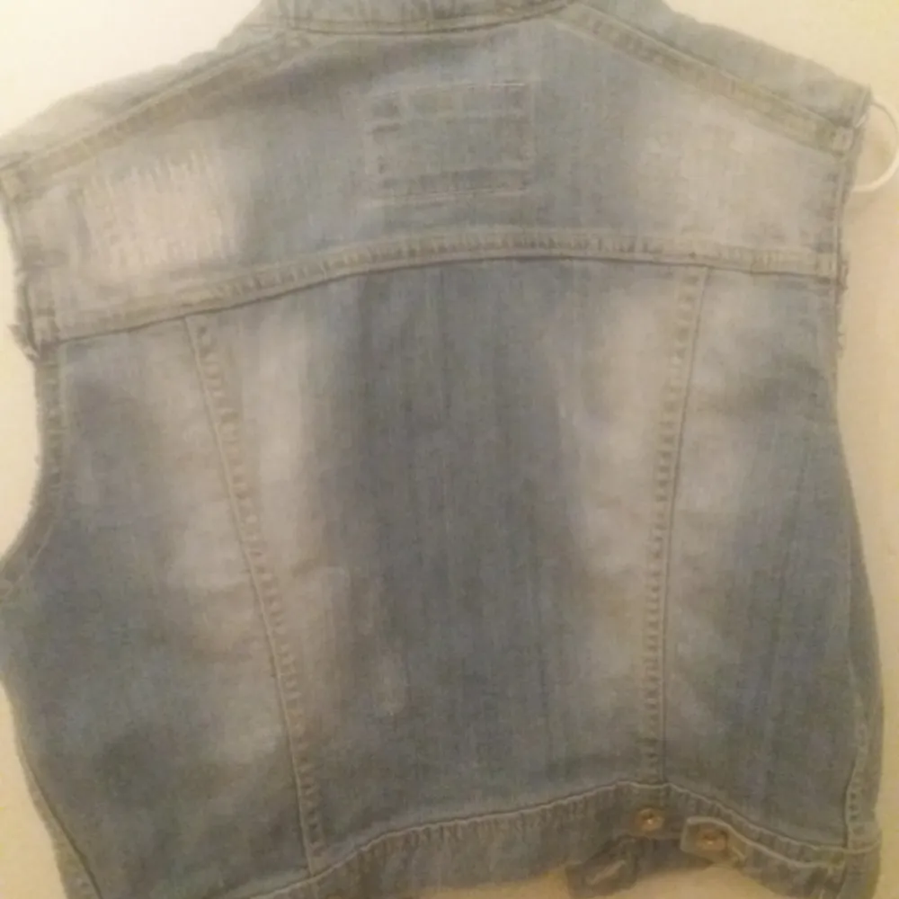 En förredetta jeans jacka som jag klippt till en väst mycket fin :). Jackor.
