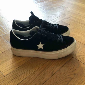  - Svarta Converse med platå. Har försökt fånga tyget på bild tre. Mycket fint skick bortsett från det vita gummit som är lite smutsigt. Knappt använda. Strl 37,5 och UK 5. Priset inkluderar porto. 