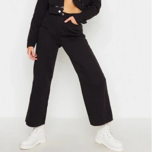  - Säljer mina oanvända jeans från boohoo. Supersnygga verkligen men tyvärr för små för mig (min kompis som är 180 lång är på bilden). Det står storlek 38 o byxorna men var väldigt små i storleken så skulle säga snarare 36. Köparen står för frakt på 49 kr!