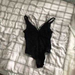  - Body i stringmodell från Nelly. Aldrig använd, lappar kvar. Kan mötas upp i Karlstad och fraktas inrikes (frakten ingår ej, fraktas i vadderade kuvert)