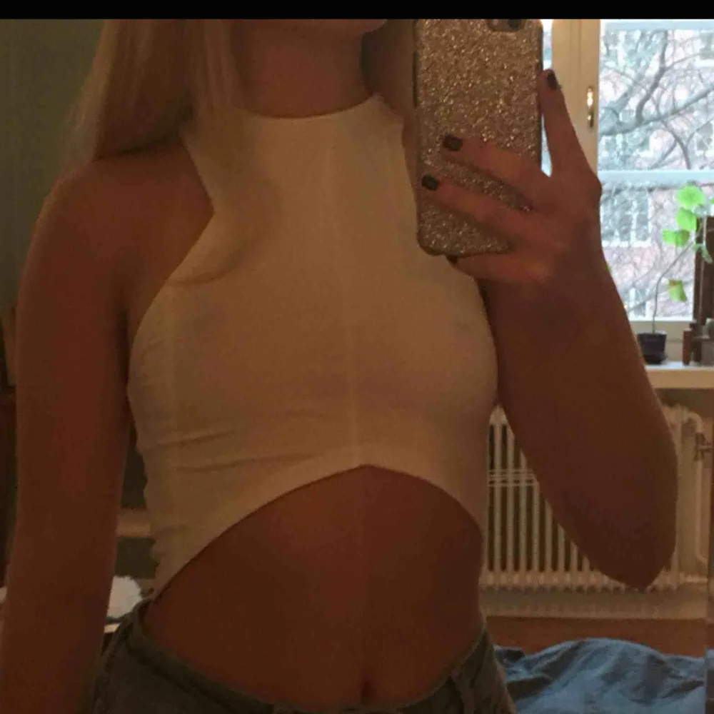 Helt oanvänd vit croptop från NA-KD! Storleken är xxs men passar en xs fint. Assnygg både till vardags och fest:). Toppar.